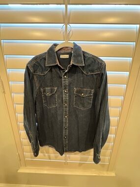 Casual Denim Button-Down Shirt in Dark Blue